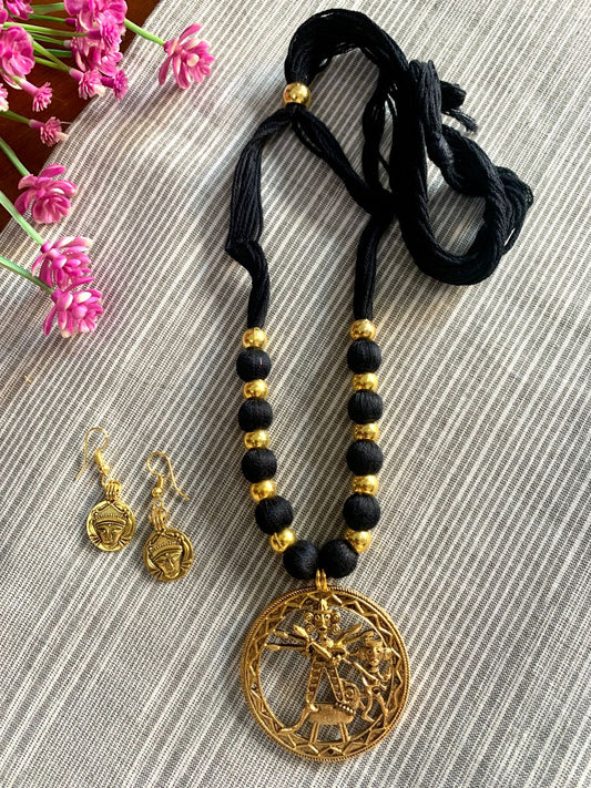 Handmade neckpiece - Black/Gold